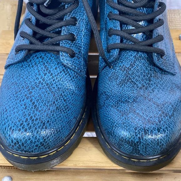 Dr Martens Delaney Blue Python Print Combat Boots Size 3/34 - Picture 5 of 10